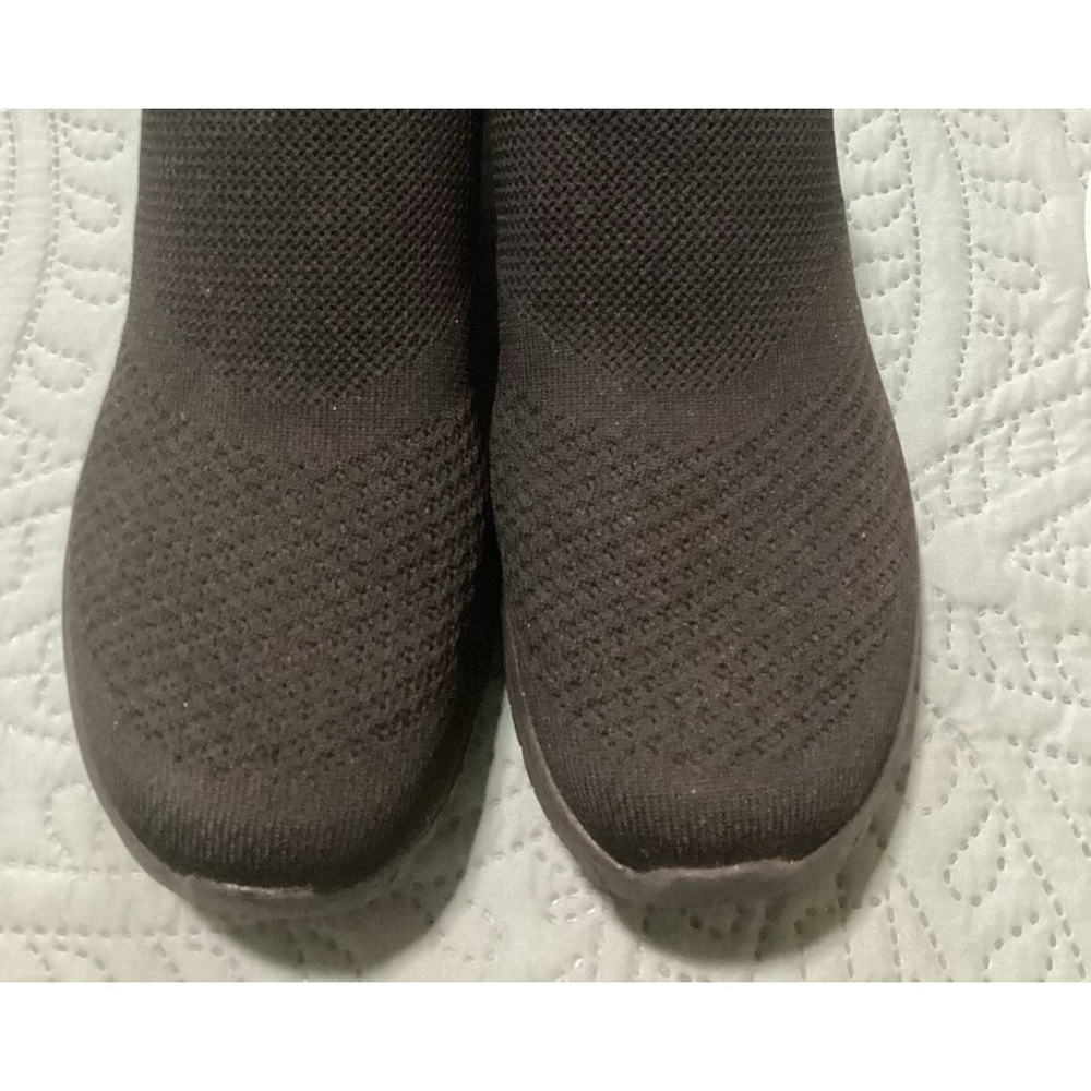 Sketchers Slip-Ins. 9W. Black. Women’s